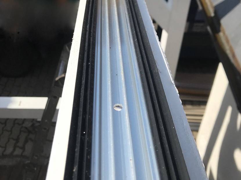 Aluleisten und Platten gemäß Herstellerangaben montieren.