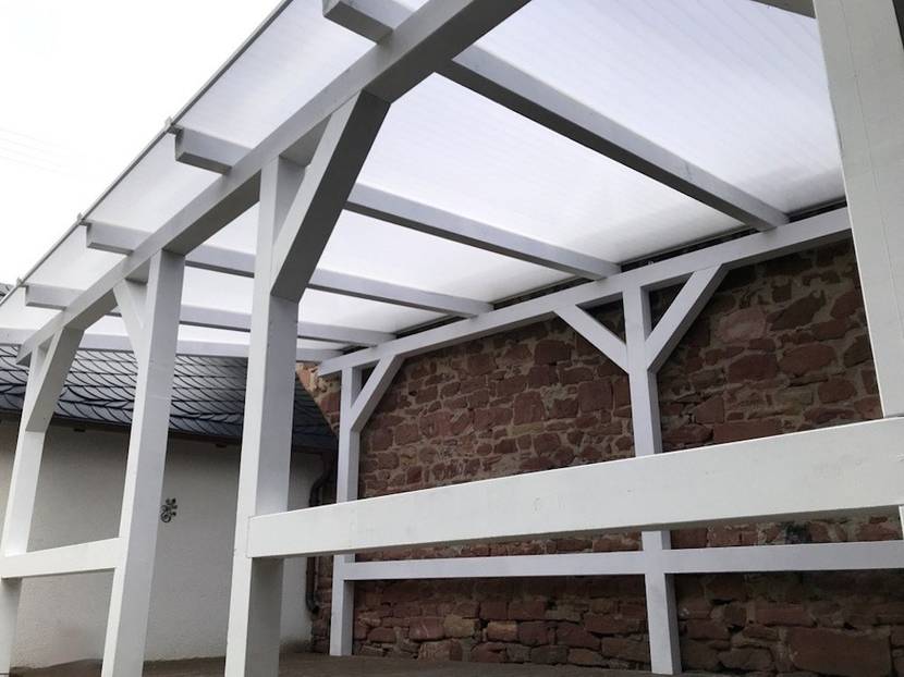 Die fertige selbst gebaute Terrassenüberdachung.