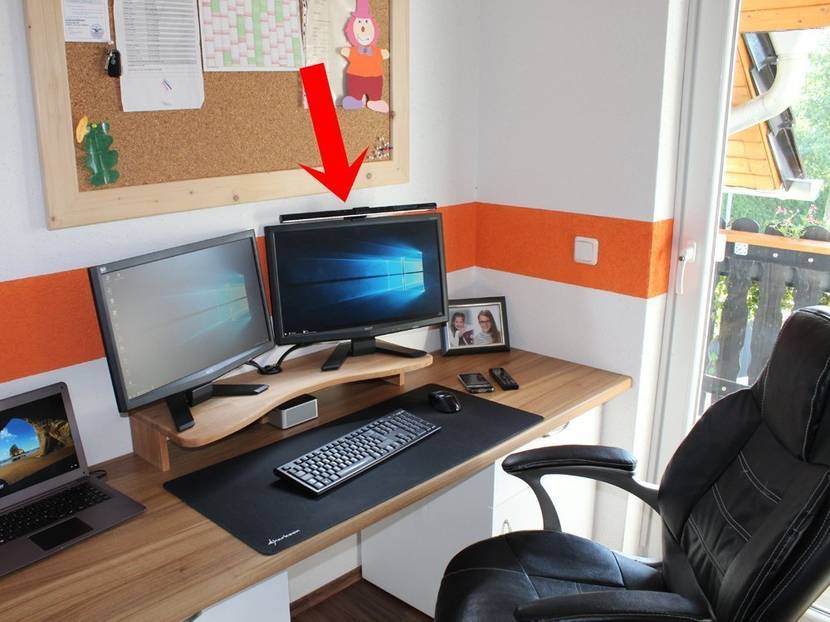 Das Licht der Terrassentür erhellt die Arbeitsfläche. Am Lichtsensor der ScreenBar ist es jedoch dunkler.