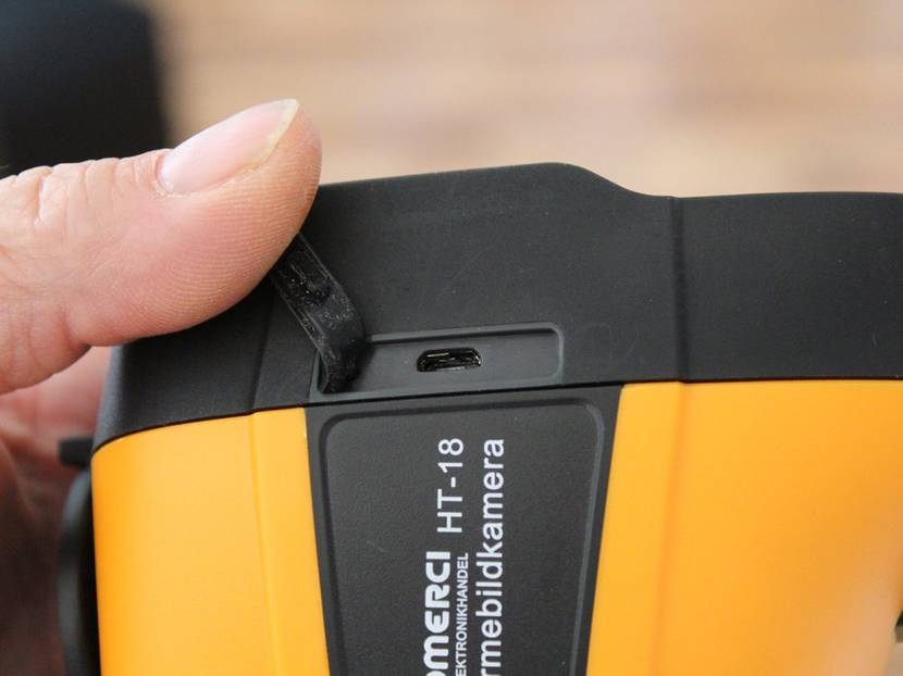 Etwas unhandlich zu öffnen, ist der USB-Anschluss unter einer Gummi-Abdeckung.