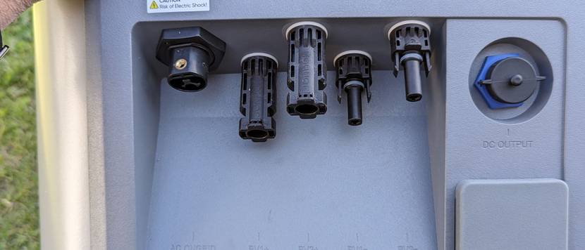jackery-navi-2000-balkonkraftwerk-anschluesse im test