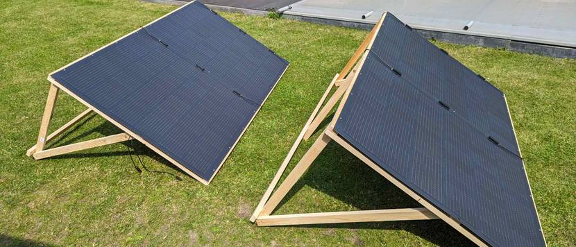 solarpaneele des balkonkraftwerks jackery navi 2000 im test