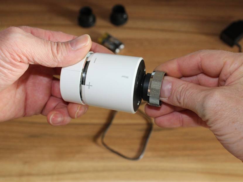 Der Gewindeadapter wird erst auf das Thermostatventil gesetzt.