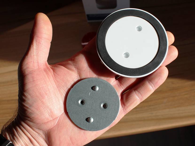 Eine magnetische Wandhalterung sorgt für eine einfache Installation.
