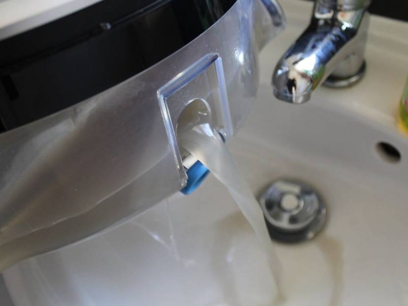 Wassertank am Wischroboter entleeren