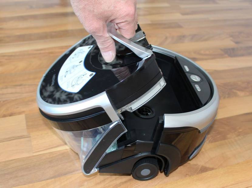 Einsetzen des Wassertanks in den Wischroboter