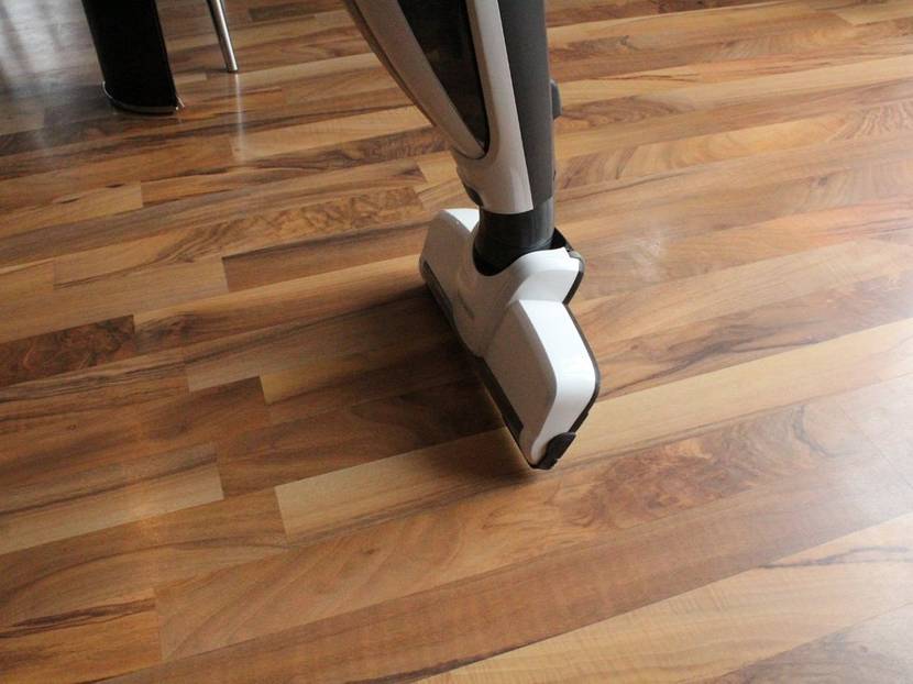 Die Bodendüse klappt nach unten und setzt beim Abstellen auf.
