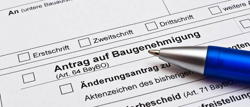 Stift liegt auf einer unausgefüllten Baugenehmigungsvorlage.