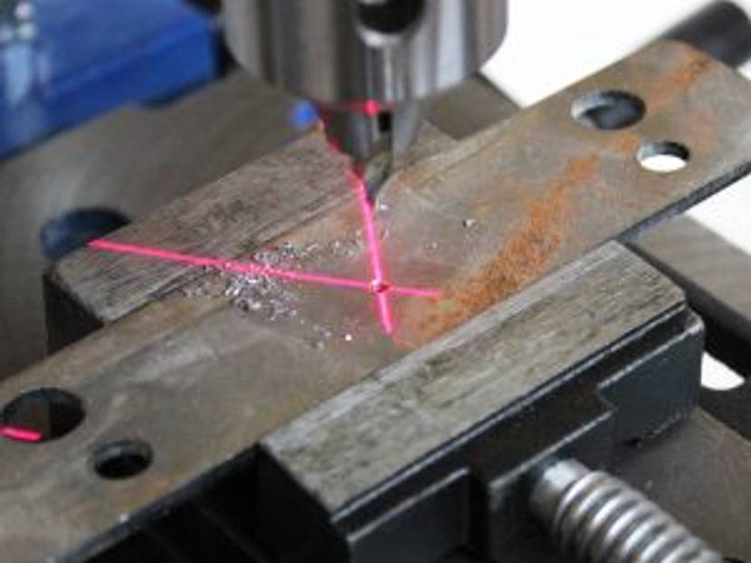 Laserkreuz und Bohrung stimmen exakt überein.