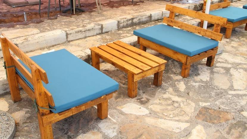 Selbst gebaute Tische und Stühle