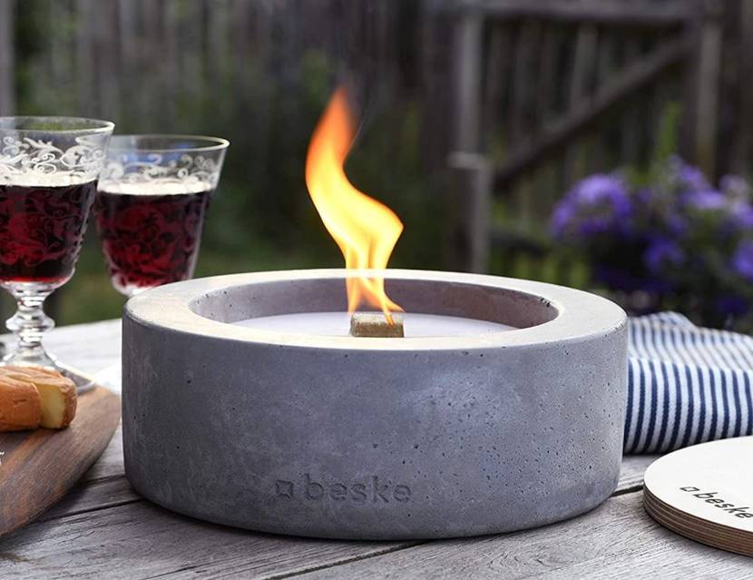 betonfeuer mit glaesern