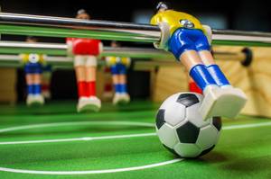 Tischkicker-Figur am Ball