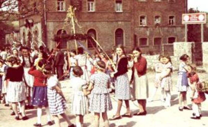 Bändertanz um einen Maibaum