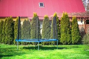 Trampolin mit Netz in einem Garten