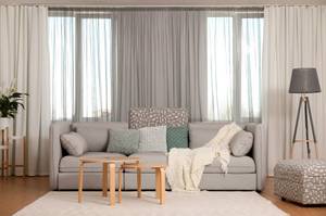 wohnzimmer mit transparenten vorhängen