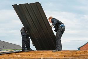Dachdecker verlegen Trapezblech