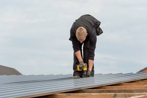 Dachdecker verschraubt Trapezblech