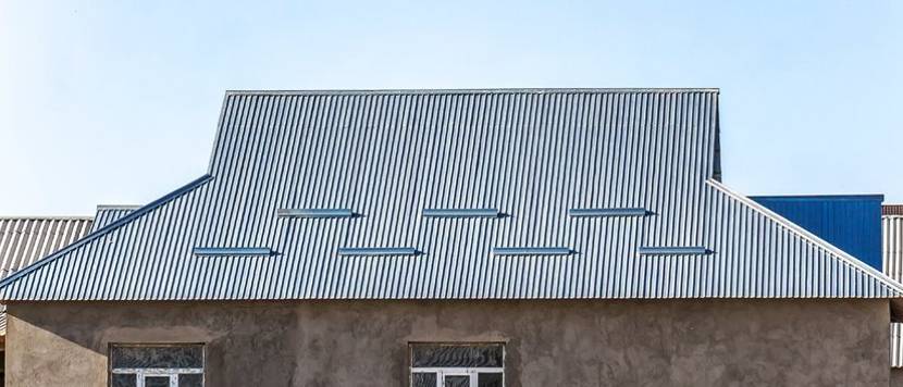 Haus mit Blechdach