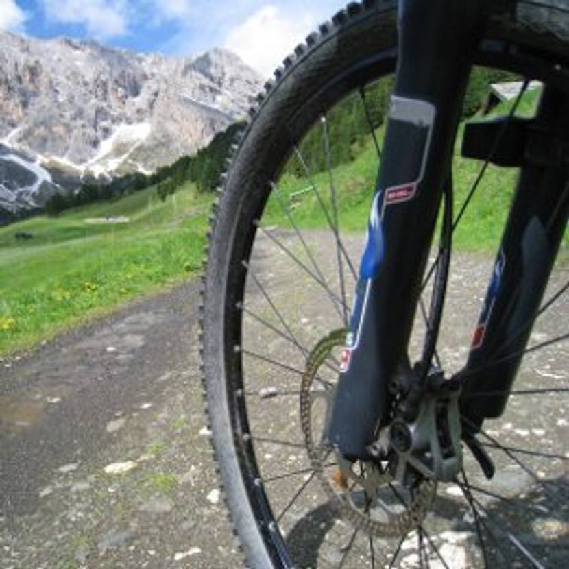 Trekkingrad mit 28-Zoll-Reifen.