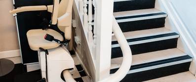 Treppenlift selber einbauen: Das müssen Sie bei den Kosten der Montage beachten
