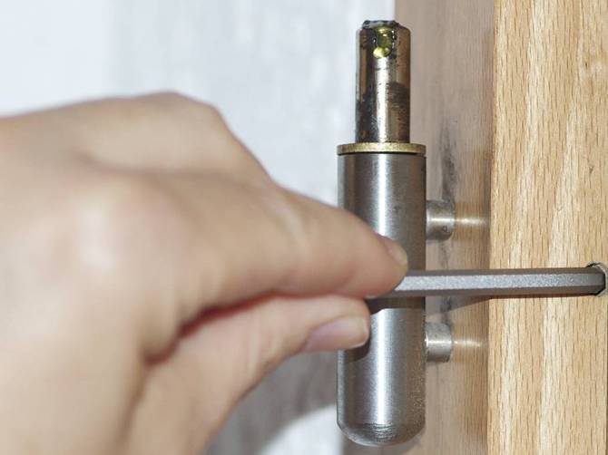 Tür einstellen: Türen einstellen leicht gemacht - heimwerker.de