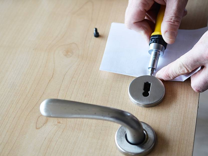 Die Beschläge müssen zum Bekleben abmontiert werden.