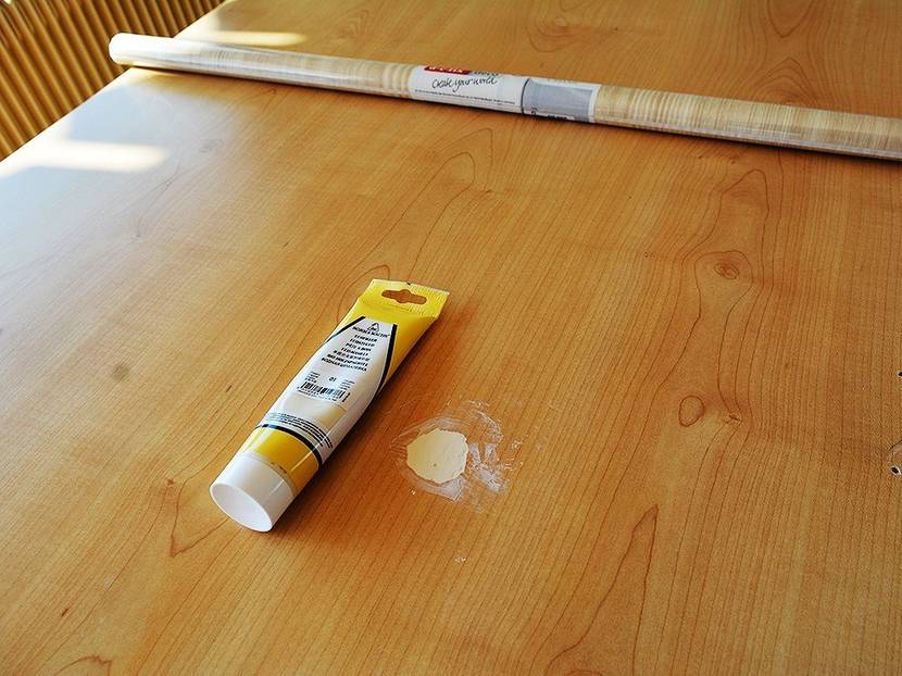 Beschädigungen müssen vor dem Bekleben mit Holzspachtel gespachtelt werden.