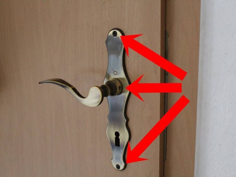 Lösen Sie die meist sichtbar verschraubte Garnitur und lockern Sie die Türklinke, bis Sie diese abziehen können.