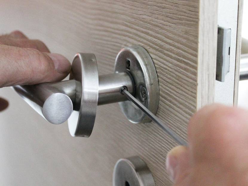 Die Blende nach hinten schieben und Madenschraube lockern.