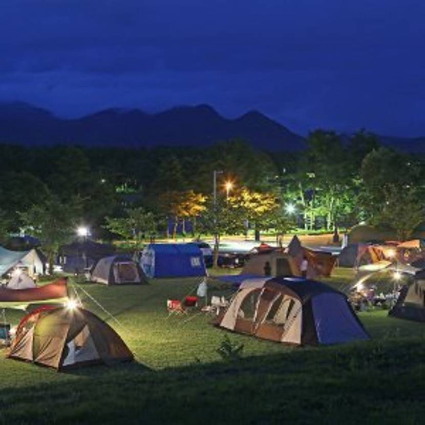 Viele Zelte auf Campingplatz.