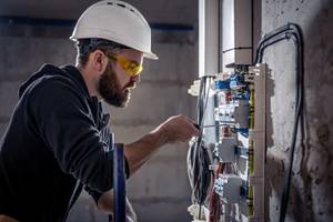 Überraschender Schaden: Handwerker arbeitet an der Sicherung.