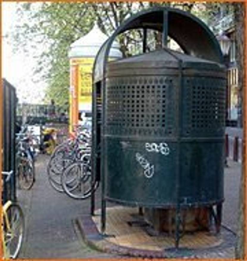 urinal-blechbox als pissoir