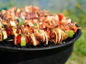 Spieße auf dem Grill