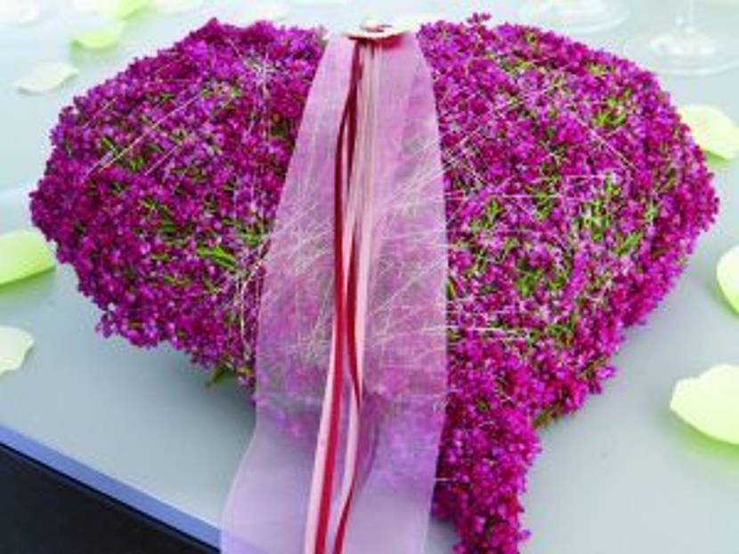 valentinsherzen-blumen-heidekraut-schleife