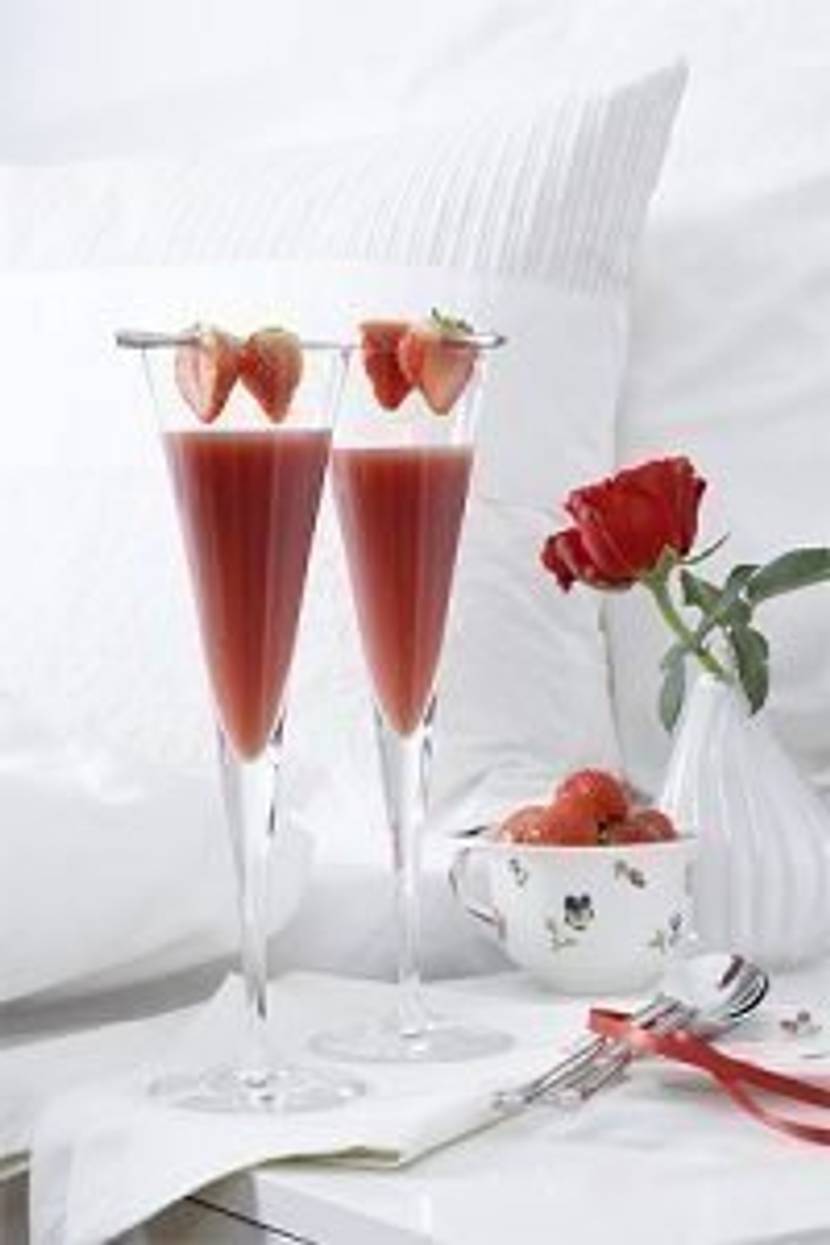 valentinstag-fruehstueck-herz-erdbeer-smoothie