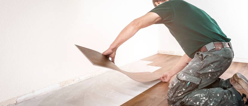 Handwerker verlegt Vinylboden