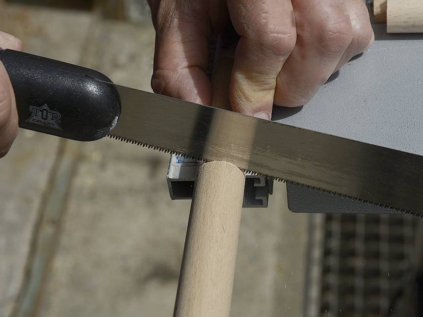 Beim Sägen von Hand: Wenig Druck, gleichmäßige Bewegungen!