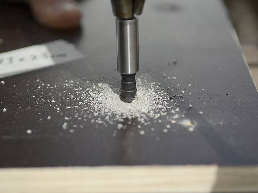 Mit dem speziellen Aufsatz Senke bohren