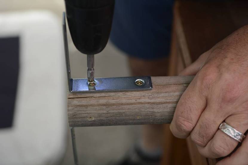 Pfahl vorbohren und Winkel anschrauben