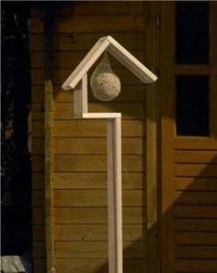 Das Vogelhaus kann in einen Blumenkübel gestellt werden