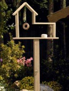 Ein freistehendes Vogelhaus gehört an eine geschützte Stelle im Garten