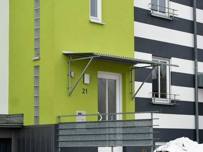 einfaches Vordach aus Trägern und Wellblech