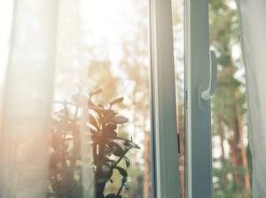 sonne scheint durch geöffnetes fenster