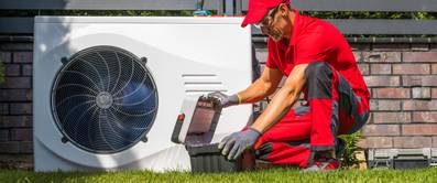 Techniker installiert eine neue Wärmepumpe