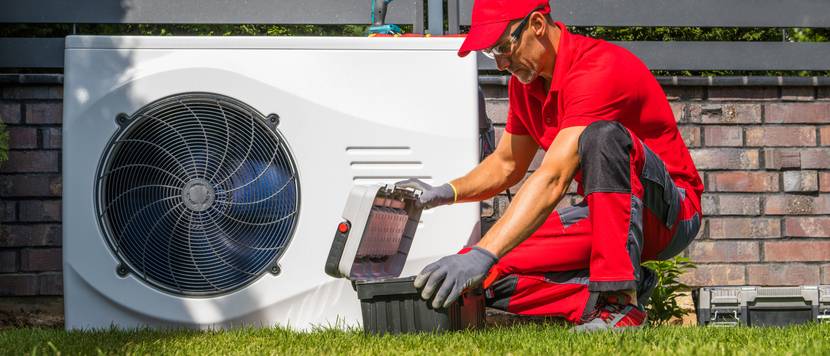 Techniker installiert eine neue Wärmepumpe