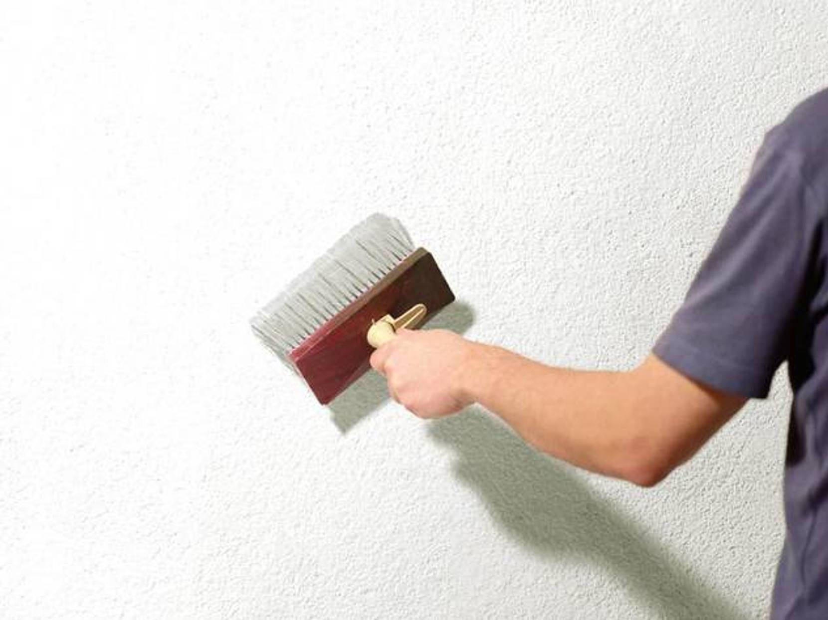 Grundierung Wand vorstreichen mit Tiefengrund oder Nikotinsperre heimwerker.de