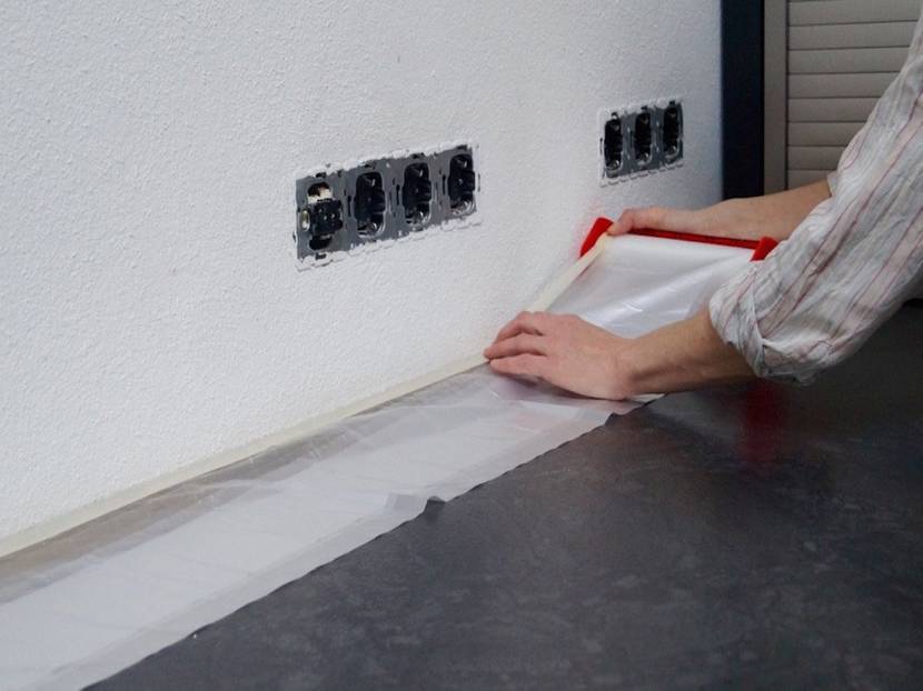 Abdeckfolie mit Malerkrepp erleichtert das Abkleben.