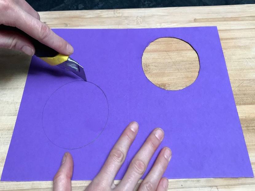 Mit einem Skalpell oder dem Cutter die Formen ausschneiden.