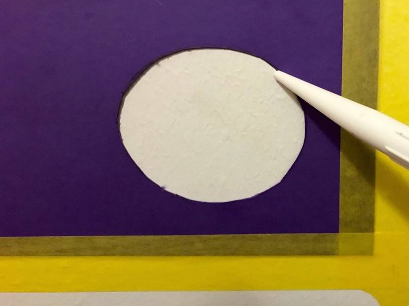 Acrylspritze an der Kante zur Schablone ansetzen nachfahren.
