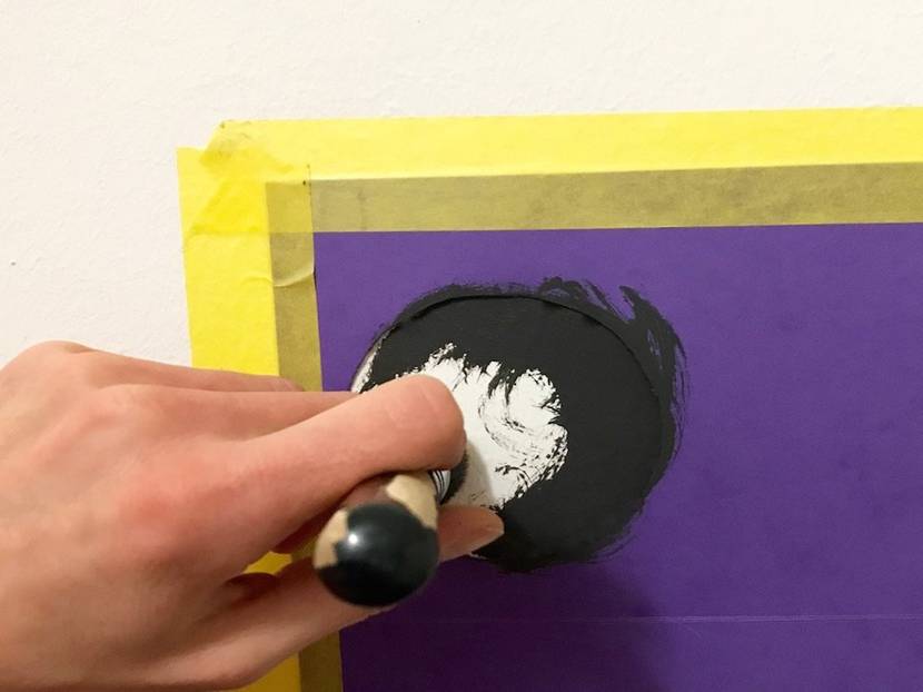 Mit dem Stupfpinsel die Farbe gleichmäßig auftragen.